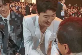 #成龙亮相百花奖颁奖典礼 大哥永远是大哥！在座的各位影人纷纷与大哥问好，太暖了！#刘耀文 #范丞丞 #张颂文视频封面