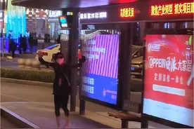 #公交司机看了都沉默 正面视角来了……#等公交时突然跳舞 #长治小尬牛 @抖音短视频 #路人视角视频封面