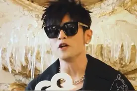 #周杰伦 周杰伦出席迪奥巴黎时装周活动 一身铆钉图案装饰西装内搭网纱上衣 超级超级帅 杰伦也悄悄透露了新歌消息#华流才是顶流  #周杰伦迪奥全球品牌大使 #巴黎时装周 #明星现场视频封面