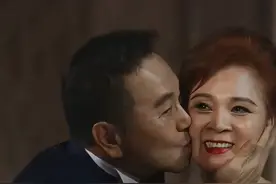 67岁#张晨光 与妻子亲亲秀恩爱，自带富贵气质的大耳垂剧中大多饰演富豪，而现实中是专情没绯闻的好男人，你们还记得张晨光吗？视频封面