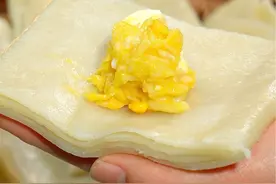 记得小时候什么情况下能吃到死面锅饼？就是妈妈和面时，面没有醒发好，干脆就做死面锅饼吧，再捣个蒜泥，好想那个味道～#死面饼 #家乡的味道 #面食