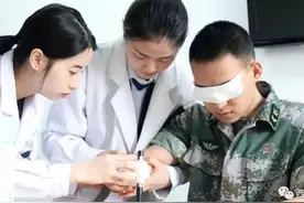 “排雷英雄”杜富国，为什么提前晋升？距离最高军衔只差一步视频封面