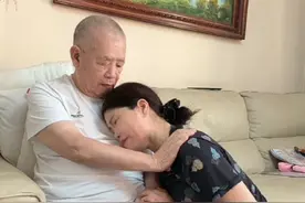与你并无血缘牵绊，却肯拿出真心对你好的人，从不是平白遇见的——那是上天怕你孤独，特意赐给你的爱。 谢谢，在找工作方面遇到了雇主叔叔待我像女儿一样护着我，马上要离开了，一边儿是我三个没成家的孩子，一边儿是我照顾4年的老人，心里无味杂念，虽然老人家时而糊涂，时而明白！今天他给我说要和我一块儿去香港做我的翻译，害怕我被坏人带走做媳妇[捂脸]4年的陪伴，不是亲人胜似亲人#离别的时候总是依依不舍 #不是亲人胜似亲人的关系#亲情 #传递正能量