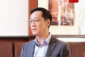 #话剧风雪夜归人# 冯远征说，人艺重排的话剧《风雪夜归人》是中国戏剧史上一朵独特的花，剧中有吴祖光先生的影子在里面，非常经典。#大戏看北京演艺快报#视频封面