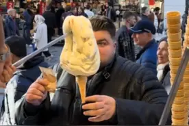 土耳其冰激凌逗人一幕 再玩下去胖子快要打人了  给➡️朋友们分享海外轶事 #记录海外生活 #异域风情 #土耳其冰激凌 #抖音看世界视频封面