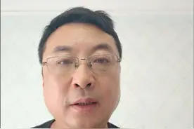 辛巴塌房了，有可能是倾家荡产的罚款，还有牢狱之灾。 那辛巴为什么要在卫生巾里添加硫尿？硫尿起什么作用？有什么危害？这是什么样性质的违法？ 涛哥跟你们讲讲。 棉密码卫生巾是辛巴自创品牌，8年销售33.3亿，销售好的主要原因就是辛巴宣传棉密码卫生巾的棉芯含有大量茶多酚，茶多酚是从茶叶里提炼的天然的抗氧化剂，安全性高，而硫尿是具有强还原性的抗氧化剂，在抗氧化功效上比茶多酚表现的更好，价格不到茶多酚的1/10，它甚至可以将游离态的碘还原为碘离子。在碘伏实验中快速褪色，制造超级“抗氧化”的视觉效果，误导消费者。这也是辛巴在直播时玩的套路，让很多女性错误的认为棉密码卫生巾比一般卫生巾效果更好而购买。 但是！硫尿是有致癌风险，在国际是有毒害物，只能用于橡胶和农药的生产。在我们国家也是严令禁止在食品和化妆品中应用的，出现在食品中允许的最高含量是每公斤不能超过1毫克，换算下来是不允许超过百万分之一。 棉密码部分产品硫脲含量高1公斤含16653毫克，国家规定是不能超过百万分之一，它达到了1.6653%，超标16653倍！跟三聚氰胺奶一样，严重毒害消费者的健康，丧尽天良！ 辛巴有可能倾家荡产，牢底坐穿！可患癌的消费者呢？即使得到赔偿了，身体和精神受到的伤害要伴随永远。消费者要擦脸眼睛，不要盲目相信那些网红，他们对产品研发和生产完全不懂，他们对财富的渴求是利欲熏心，买化妆品还是要找专业的人，到专业的地。我是涛哥，关注涛哥，少吃亏，不上当。#涛哥探店游学会#涛哥帮#实体化妆品店#实体美妆店#美业老板