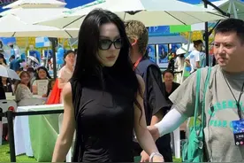 #迪士尼在逃公主 黑色高开叉长裙 迪迪这身材气质好美🥰#和爱播沉浸式游园 #2024抖音直播盛典视频封面