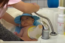 婴儿用品 还能这么用？ 打不过就加入，宝宝用品这样用，省麻了#省钱妙招 #婴儿税 #都在买的零食清单视频封面