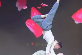舞蹈情罪 这才是真正舞蹈与杂技的融合，美轮美奂精彩震撼#台上一分钟台下十年功 #舞台无处不在  #舞动战旗 @小历-战士战旗