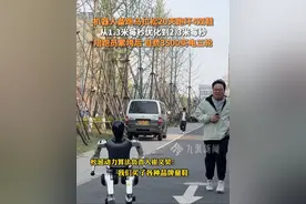 4月18日发布，机器人穿童鞋备战马拉松，20天跑废4双鞋。工程师被累垮：买个电三轮继续陪跑#剧透全球首个人机共跑马拉松#机器人卷入马拉松圈#备战马拉松机器人开启卷王模式#这个器人超级秀场未来感满满视频封面