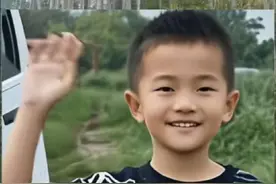 5月4日到5月13日 福建莆田8岁男孩失联已经9天了。官方透露的野果清泉与神秘守山人线索，却让这场消失案愈发像解不开的谜题：5月4日，福建莆田的初夏，阳光温柔地洒在大地上。本是一个再寻常不过的午后，却成为了牵动万人心弦的开端。8岁的小邹跟着父母和哥哥前往石谷解山上游玩，谁能料到，下山的短短几分钟，命运的齿轮竟发生了巨大转变。哥哥走在前面，父母跟在身后，而夹在中间的小邹，就像山间飘散的雾气，无声无息地消失了。没有挣扎，没有呼救，只有山风掠过密林的沙沙声，仿佛将这个孩子的所有踪迹都一并吞没。  警报拉响的那一刻，整个莆田都进入了紧张的寻人时刻。专业救援队争分夺秒，日夜不停地搜寻着每一寸山坳；无人机在空中不断盘旋，仔细扫描着可能的热源；警犬循着细微的气息，无畏地穿梭在荆棘丛中；民间志愿者们手拉手组成人墙，进行地毯式搜索；当地村民举着手电筒，敲着锣鼓，不放过任何一个洞穴与深潭。山路磨破了他们的鞋底，汗水浸透了他们的衣衫，但“找到他”三个字的信念，如同永不熄灭的火把，在每个人心中燃烧。 随着时间一点点逼近黄金救援期的极限，希望却从未被这苍茫的山坳所吞噬。官方通报中透露的一条线索，给众人带来了新的期盼——山区里有清泉和野果，或许能维持小邹的生存。更有人猜测，他可能被隐居的守山人收留。这消息就像星星之火，瞬间点燃了所有人的希望。现在村民们自发组队，毅然踏上人迹罕至的峰峦，敲响每一间可能有人居住的茅屋。山脚下的补给站24小时严阵以待，只为在第一时间迎接孩子归来。  这座山深沉得令人心惊，它既藏起了泉水的甘甜和野果的丰盈，也将小邹的踪迹隐匿其中。它承载着千年前的古老传说，却不肯轻易归还一个8岁孩童的欢声笑语。然而，人类对生命的执着与坚守，远比这山坳更加顽强。暴雨浇不熄搜救队前行的脚步，夜色挡不住志愿者急切的呼喊，就连山脚下白发苍苍的老阿婆，也日日虔诚地对着神佛祈祷，盼望着小邹平安归来。 小邹失踪的谜团终将被解开。或许在下一秒，某块岩石后面就会探出他沾满泥土的小脸；又或许在某个时刻，一位守山人会牵着他的手，从晨雾中缓缓走出。此刻，无数人紧紧攥着这份信念，因为大家都坚信，奇迹往往诞生于永不言弃的执着之中。视频封面