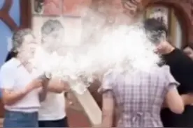 5月31日，上海迪士尼疯狂动物城园区，一对情侣和一家三口打起来了。具体原因未可知，网传“拍照顺序”“不小心撞到了”。评论区：双方都不是我想遇到的人。#上海迪士尼打架 #疯狂动物城打架视频封面