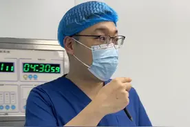 做个自我介绍，2000年考入福建医科大学临床医学本科5年，06年硕博连读考入上海第二军医大学5年，3年规培，现任浙江省人民医院皮肤科主任医师，擅长各种医美光电仪器以及注射类项目，1项国自然基金，2项省自然基金，发表了近40篇sci论文#董袭莹 #医生日常 #医美 #抖出健康知识宝藏 #护肤视频封面