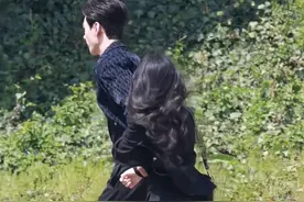 陈星旭卢昱晓0402《轧戏》户外拍摄拉手奔跑路透🈶男女主都是大长腿哇！！！谁懂卢昱晓看手机被陈星旭拉手往前跑那一下！！！#陈星旭 #卢昱晓 #肖稚宇 #胡羞 #轧戏