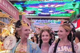 带外国丈母娘游中国… 第三天夜游秦淮河，换上汉服真是全员“吸睛”呀#外国人在中国 #跨国家庭日常 #在拍一种很新的vlog #看见100种生活 #南京