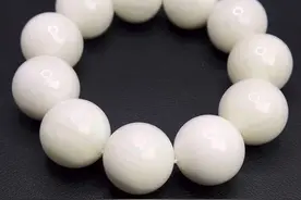 玉化老砗砗手串！砗砗历经漫长岁月才达成这般玉化效果 ，触手冰凉丝滑，通体白润似羊乳初凝。2.0的大尺寸珠子颗颗圆润饱满，盘玩时手感绝佳。不管是日常佩戴彰显品味，还是收藏都很不错！  #摆件 #手串 #珠子