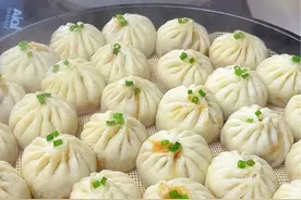 孩子们喜欢吃小笼包 自己在家做 干净实惠又卫生 比外面早餐店还要好吃 一次可以多做点 放冰箱冷冻 早上起来蒸一蒸特别的方便#小笼包#老人小孩都爱吃 #太香了