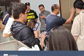 “我们的赔偿、我们的股权应该怎么办！”哪吒汽车CEO方运舟被堵门讨薪，哪吒汽车上海新总部已暂停办公，方运舟被曝已前往桐乡