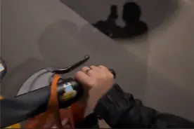 方向盘和车把子最大的区别就是一个坐着一个还是坐着，没区别的就是，是我还是我.没有走错的路，只有走过的路.那不是黑历史，那是我的来时路.如今的财富是我过往得经历。#旧人旧事留旧年 #下班日常 #愿你所求皆如所愿视频封面