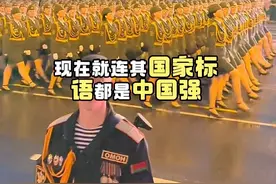 以下是对中国人较为友好和欢迎的10个国家，这些国家基于政治、经济、文化等多方面因素与中国保持着密切关系： 1.巴基斯坦   中巴友谊深厚，被称为“巴铁”。中国在基础设施建设、经贸、文化等方面提供大量支持，巴基斯坦在国际事务中坚定支持中国。  2.俄罗斯   中俄两国是全面战略协作伙伴，在政治、经济、军事等领域合作紧密。中国游客在俄罗斯受到欢迎，尤其是在边境地区和大城市。  3.塞尔维亚   中塞友谊历史悠久，中国在基础设施建设、抗疫等方面提供帮助，塞尔维亚人民对中国怀有深厚感激之情。  4.柬埔寨   中柬友谊源远流长，中国在基础设施建设、农业等领域提供支持，柬埔寨始终奉行一个中国政策。  5.老挝   中老两国山水相连，中老铁路的开通加强了两国联系，双方在农业、电力、通信等领域合作成果丰硕。  6.伊朗   中伊关系日益紧密，伊朗对中国游客的欢迎程度显著提高。两国在能源、基建等领域合作不断深化。  7.哈萨克斯坦   哈萨克斯坦是“一带一路”倡议的重要节点，中哈关系不断深化。中国企业在此投资发展，当地自然风光和民族文化吸引大量中国游客。  8.泰国   中泰关系友好稳定，中国是泰国重要的贸易伙伴和旅游客源国。两国在文化交流方面活跃，泰国华人社区推动了双边关系发展。  9.匈牙利   匈牙利是中国在中东欧地区的重要合作伙伴，两国在政治、经济、文化等领域交流频繁。布达佩斯的风景和文化吸引中国游客和留学生。  10.尼泊尔   尼泊尔以自然风光和文化底蕴吸引中国游客，当地人民对中国游客热情友好，许多商家提供中文服务。  这些国家与中国的友好关系不仅体现在政治和经济层面，也在民间交流中得到了充分体现。建议查阅相关国际民意调查以获取更详细的数据支持。