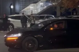 震惊！街头惊现神秘座驾，路人纷纷驻足围观!这车不仅开出去拉风，停在路边都能当个临时景点，赚足了回头率。#腾势Z9GT #腾势Z9GT神龙摆尾视频封面