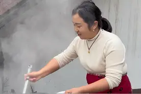 做了一大锅酸汤酥肉，暖身暖心又暖胃，全家人都爱吃#酸汤小酥肉做法 #农村生活 #河南美食 #农家饭 #真材实料好味道视频封面