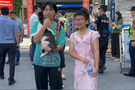 株洲13岁弟弟，穿着旗袍为哥哥送考。视频封面