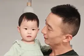 当闺女见到许久未见的爸爸 幸福会溢出屏幕 #记录幸福时刻 #骗你生女儿 #小军娃 #婚后生活视频封面