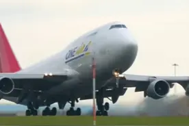 庞大的身躯艰难起飞，四台发动机推力拉满！#起飞视频封面