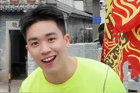 广东人对龙船赛有多重视？中山大学“00后”高颜值靓仔，特意回佛山叠滘给龙船队加油，“水上F1”每年端午吸引大量游客视频封面