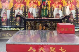 七位夫人以姐妹相称，民间称为大妈、二妈、三妈、四妈、五妈、六妈、七妈。其中大妈陈氏夫人，山东省清州人氏，辛未年七月初七日丑时生，玉封三十三高楼洞主朝曵顺拯清夫人；二妈林氏夫人，南京应天府人氏，壬申年四月初二日子时生，玉封居耿水日月清惠齐化夫人；三妈张氏夫人，福建省泉州府人氏，癸酉年十二月初五日巳时生，玉封遇山显现日月灵通感应清明夫人；四妈李氏夫人，江南封城县人氏，甲戌年五月初五日未时生，玉封直遥自在化现云间威显清惠夫人；五妈黄氏夫人，广西桂林府人氏，乙亥年九月初九日戌时生，玉封显灵秉空化现书录福清顺夫人；六妈关氏夫人，湖广荆州府人氏，丙子年九月十五日子时生，玉封灵通宇宙神威肃清广济清德夫人；七妈蓝氏夫人，河南开封府人氏，丁丑年三月初三日午时生，玉封治下文武官员僚助威猛将兵马奏事直符夫人。 然而，七位夫人在庙中并不是以大妈排大位，其排座依次是五妈、大妈、二妈、三妈、四妈、六妈、七妈。据说，七位夫人中因五妈法力最大，所以坐主位。现庙中除五妈是武服装扮外，余者均为文服装扮。七位夫人的成道日均是农历四月初八。从中可看出，七位夫人原来都实有其人，她们虽相差一岁，但却是同日成道。而且，她们在世时都是本领高强的人，成道后仍继续保佑着百姓，才毎位都能得到“玉封”。民间传说她们成道后，成为玉皇上帝的七个女儿。分别是：红衣仙女、青衣仙女、蓝衣仙女、橙衣仙女、紫衣仙女、黄衣仙女、绿衣仙女。一说是：珠王圣母、碧霞元君、白娘圣母、青娘圣母、西王圣母、仙女圣母、九天玄女。#见者好运#碧霞元君#注生娘娘#七圣娘娘#顺天圣母