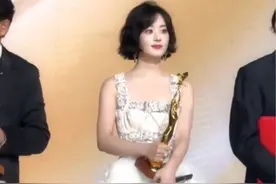 #何炅 为什么何老师现在还没有结婚？ #赵丽颖 当面向何炅提问：何老师你什么时候结婚？随后颖宝语出惊人：你考虑考虑我呗！赵丽颖当年结婚唯独何炅没送上祝福，两人曾表白彼此，还当众“接吻”，一度令人产生错觉，真话总是藏在玩笑里，可惜两人都没勇气再进一步视频封面