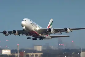 世界上最大的双层豪华客机，基于强大的身躯其配备了四台大推力引擎#空客a380 #起飞🛫视频封面