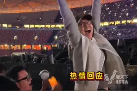 张杰演唱会上闫妮又“微醺”了，观众：闫妮特别嗨 拿着彩带又蹦又跳，一旁的王宝强像在打军体拳。（视频：@7💜宋宋 ）视频封面