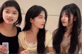 趣味游戏 金花遇到了三条@沙雕大学生 @沙雕表妹  #扑克牌的各种玩法 #真实还原 #五花八门的消遣方式 #好不好看你们说了算 #聚会游戏