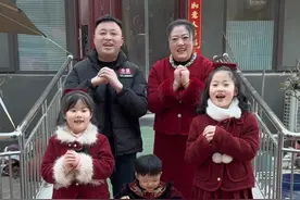 大年初一，给您拜年了，新的一年，祝您抱着平安，拥着健康，揣着幸福，携着快乐，搂着温馨，带着甜蜜，带着财运，拽着吉祥！新年快乐#过年 #记录真实生活 #拜个抖音年 #磕头 #发红包视频封面