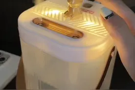 开空调睡觉经常觉得喉咙干干的，自从有了这个加湿器睡觉可舒服了！喷雾细腻，没有水自动断电很安全！还可以当个小夜灯#加湿器#补水喷雾 #空气加湿器 #房间加湿妙招视频封面