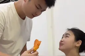 杨佩感谢老公对自己的体贴照顾，珍惜两个人的感情，理解老公的不容易#身残志坚 #夫妻 #励志@折翼天使杨佩视频封面