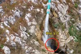 为什么要往这里面灌水？ 贵州深山拍到神奇的一幕，只见一根大水管不停往一个深不可测的溶洞中输水 ，好奇这水最后流向了哪里？又为何要往这里面灌水呢？#大山里的风景 #自然奇观 #神奇 #溶洞 #度假康养in贵州