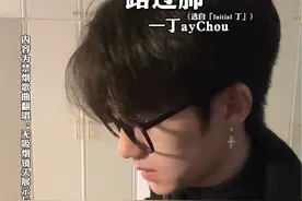 “傻豹子，上回上树你真看见奔驰轮胎印了啊？” 《一路过肺》-丁ay Chou丨⚠️本填词仅为禁烟主题改编，仅供娱乐，无不良引导。不建议任何年龄段吸烟，珍爱健康，远离尼古丁🚭 【原曲：一路向北-周杰伦（专辑「Initial J」）】#吉他弹唱 #烟嗓 #周杰伦 #一路向北 #前奏一响拾起多少人的回忆