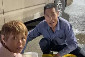 #离开城市周末去礼泉 实拍礼泉东关水果批发市场，软桃论筐卖太便宜了，不同品种的桃子批发价格不等，听听多钱一斤，这里每天成交几十万斤水果#优质农产品视频封面