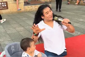 #残疾人生活不易 #单亲爸爸 带娃街头卖唱#身残志坚#户外唱歌 #励志正能量视频封面