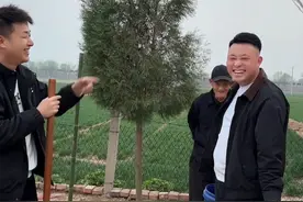 我姐给姑父买的竹子，我给他送去帮姑父栽上，竹子象征着坚韧和长寿，希望姑父您像竹子一样健康长寿！#记录真实生活 #董艳颖 #种植 #农村小院