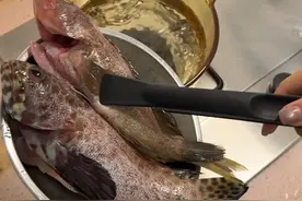 就用盐水浸海鱼，一举两得肉嫩汤甜；菠萝炒牛肉广东人喜欢的酸甜开胃菜#盐水浸鱼 #原汁原味海鲜 #好吃到停不下来 #菠萝炒牛肉 #粤菜视频封面