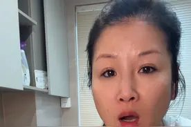 76年老阿姨昨晚满屏都问我有没有脸部大调整，最后我只能🍎原相机直B，然后把修容全檫了哈哈哈🤣，今天赶紧素颜拍个视频，晚上不要再问了哦！妹妹们皮肤好好保养好化妆再学起来，世界上就只有懒女人哦！下一句你们懂的#每天给自己一个开心的理由 #日常小知识分享视频封面