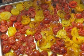 祛湿排水肿是时候安排它了赤小豆薏仁水，油浸小番茄抹面包绝配，不难不难～#赤小豆薏仁 #油浸小番茄 #饱腹感超强的早餐 #减脂人眼中的早餐