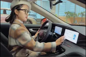 预算十万左右适合女孩开的车：荣威D7 DMH#荣威D7DMH #2208真续航荣威D7省油王 #挑战吉尼斯D造节油传奇 #黄金右脚挑战