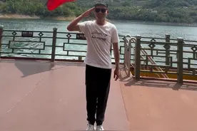 五一假期，出来打卡，坐标湖北宜昌清江画廊景区，景点很不错，退役军人凭优待证免门票哈，欢迎各位战友来玩！本期视频有点长，记得看完哈，视频最后有彩蛋，欢迎各位家人们来评价！最后这两天没怎么播，感谢各位家人的理解和支持！#五一假期 #三峡之巅 #战友 #优待证 #记录真实生活视频封面