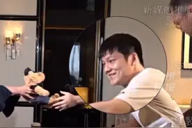 采访结束后樊振东收到小熊玩偶，他微笑接过轻轻放到桌子上，网友：他总是这么温柔对待世界。#樊振东