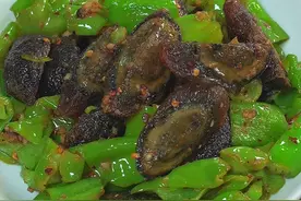 把皮蛋放进油锅中炸一下出锅就是一道好吃的下饭菜#辣椒炒皮蛋 #下饭菜 #在家做美食 #舌尖上的美味佳肴 #家常菜教程